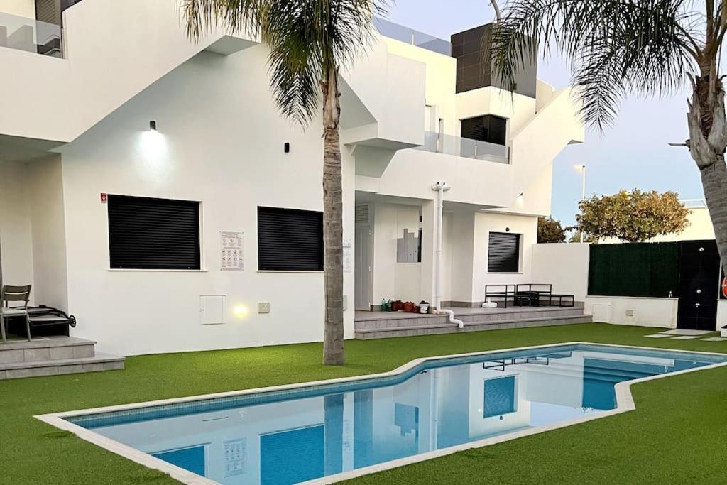 Modern With Pool Area Apartment *