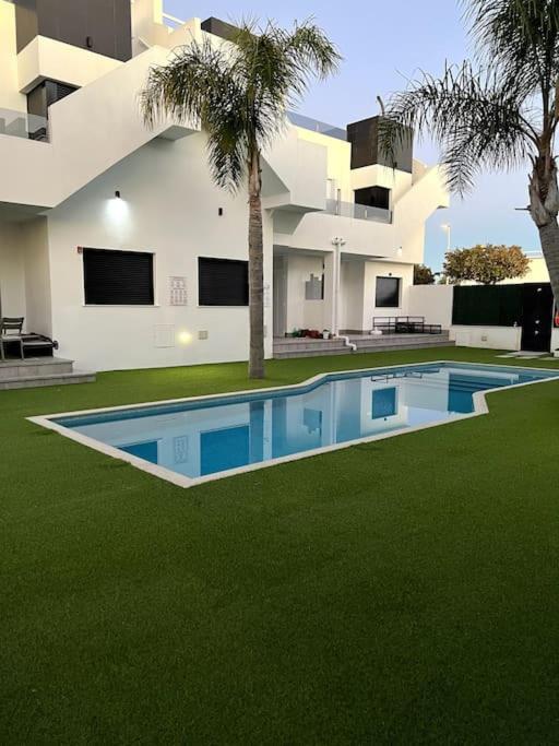 Modern With Pool Area Apartment *